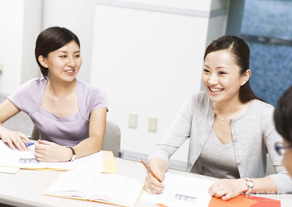 如何预算办公室装修成本？